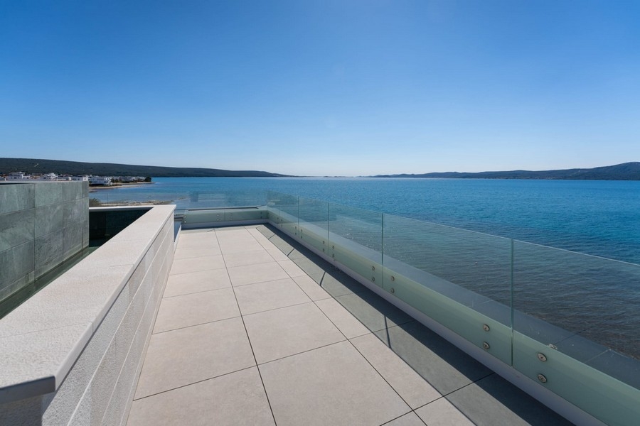 Öppen takterrass med utsikt över Adriatiska havet