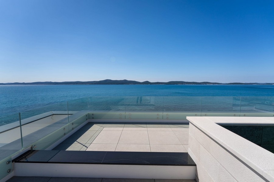 Takterrass med panoramautsikt över havet i Kroatien