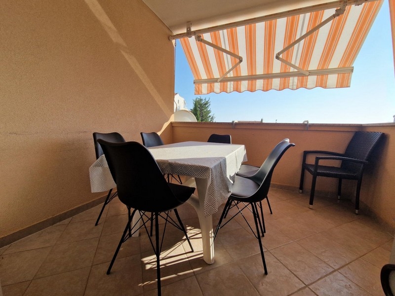 Loggia med sittplatser under markisen