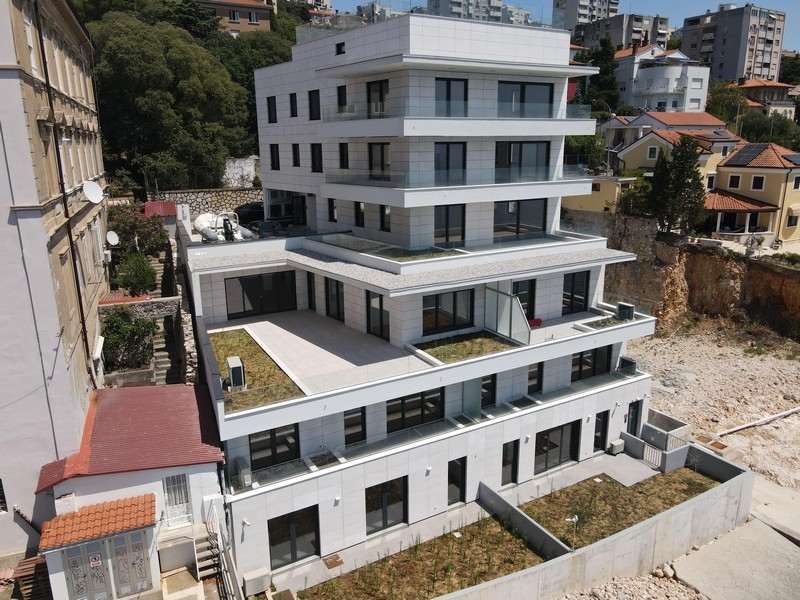 Ny byggnad i första raden vid havet i Rijeka, Kroatien