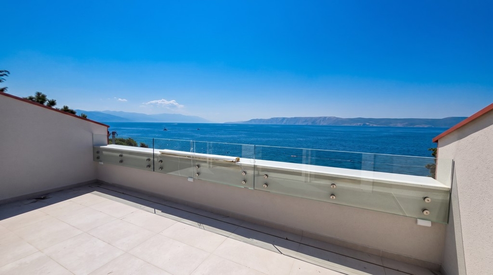 Solterrass med utsikt över havet i Kroatien
