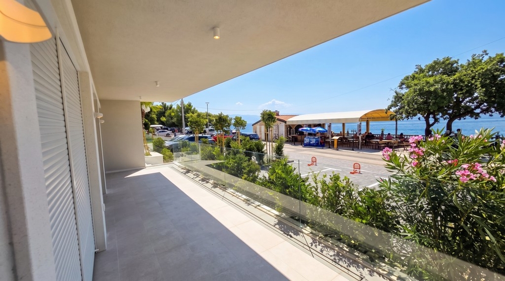 Täckt terrass med utsikt över havet i Kroatien
