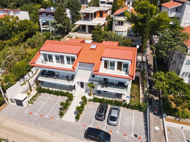 Flygfoto över bostadshus i Novi Vinodolski, Kroatien