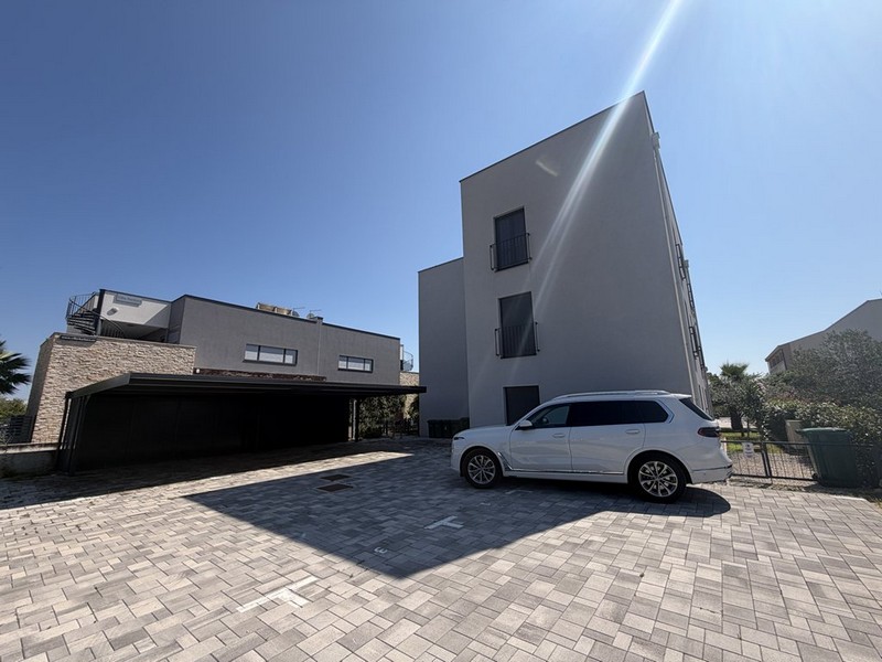 Parkeringsplats vid bostadshuset i Kroatien
