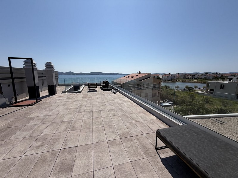 Stor takterrass med utsikt över havet