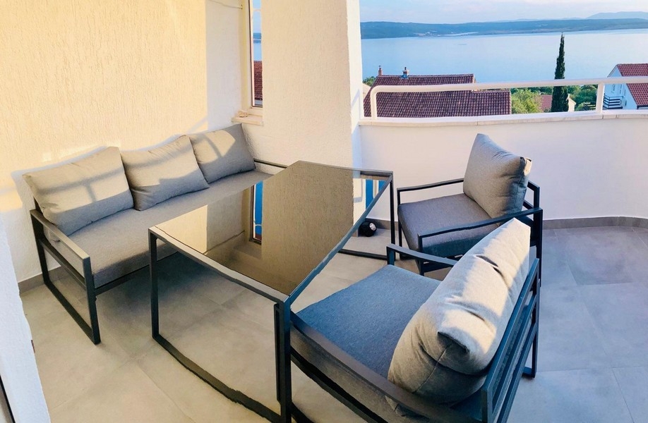 Balkong med loungemöbler och havsutsikt