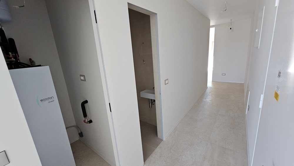 Hall med byggnadsservice och toalett