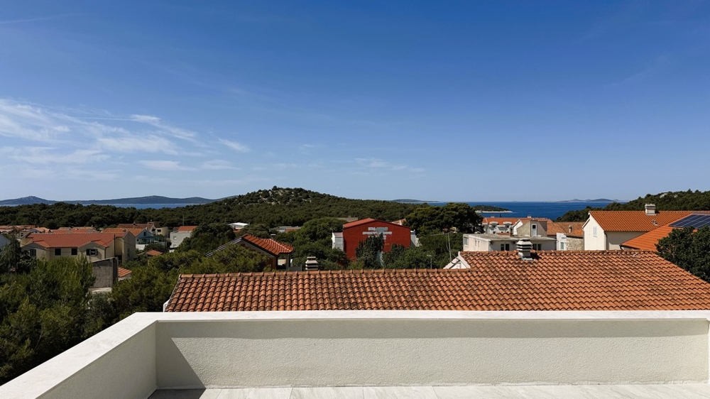 Utsikt från takterrassen till havet