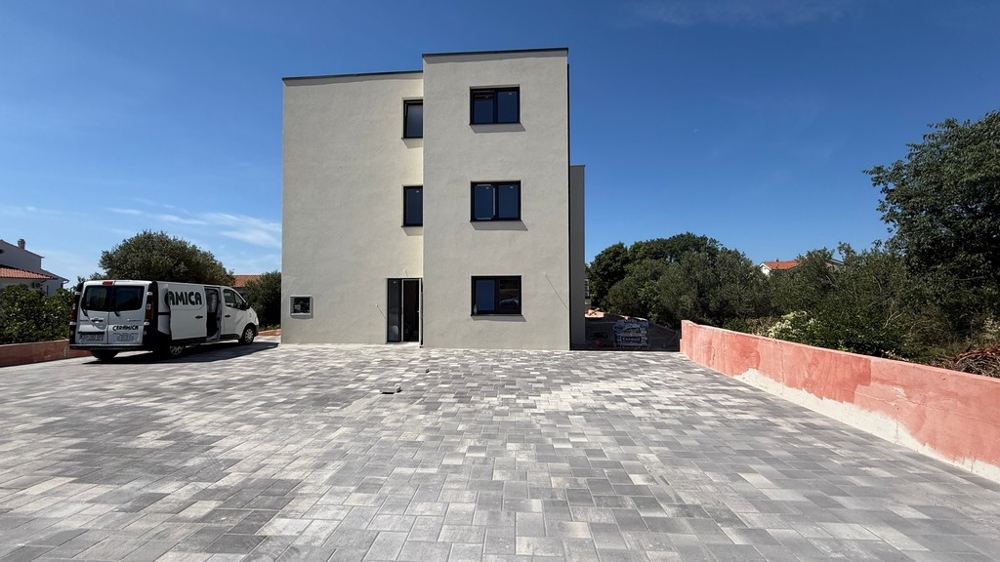 Bostadshus i Kroatien med parkeringsplatser