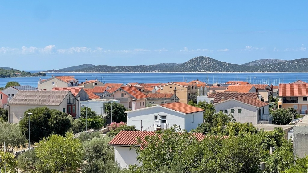 Havsutsikt över taken på Vodice i Kroatien