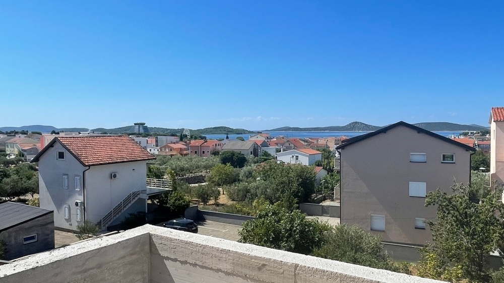 Utsikt från den nya byggnaden över Vodice mot havet