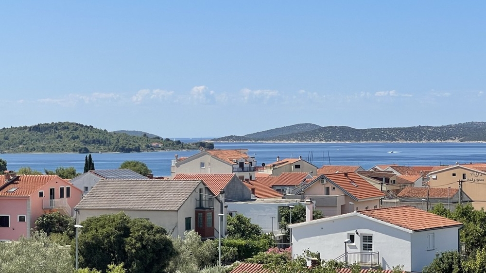 Havsutsikt med öpanorama från lägenheten i Vodice Kroatien