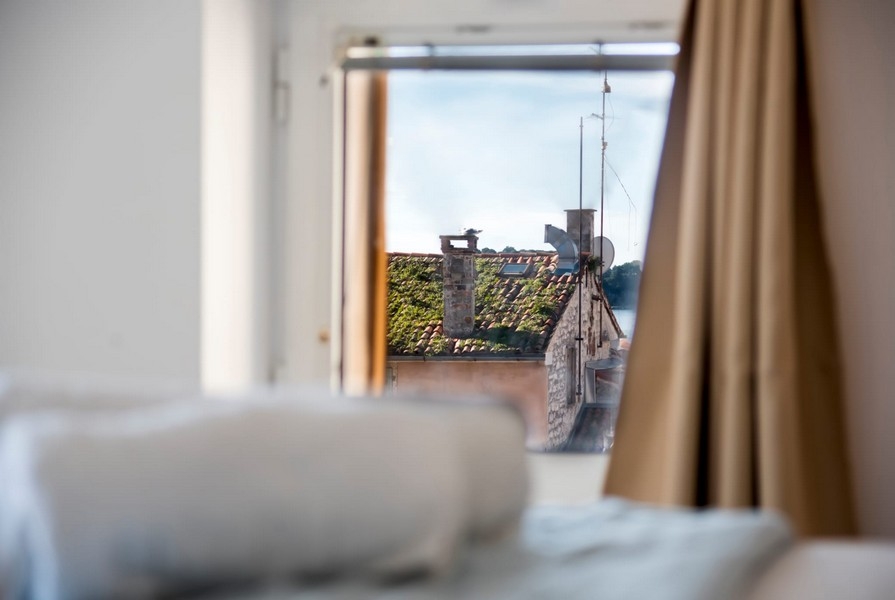 Utsikt från sovrummet över gamla stan i Rovinj i Kroatien