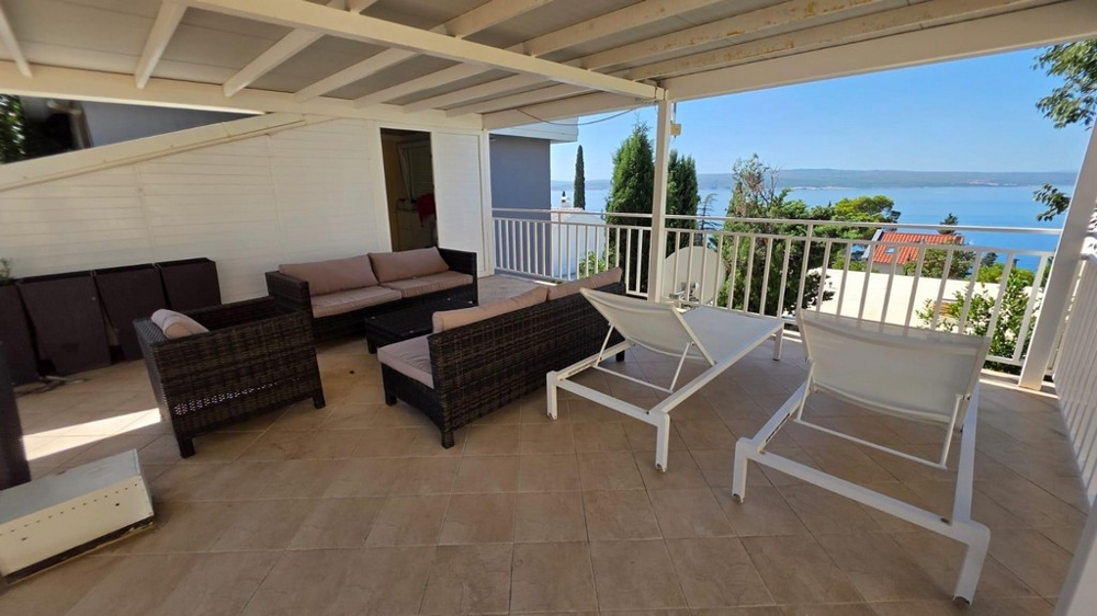 Terrass med loungemöbler och havsutsikt