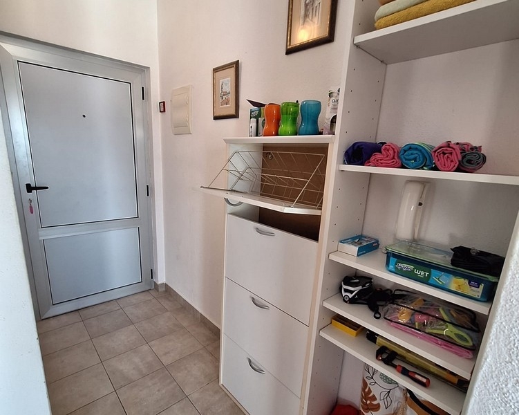 Entré till lägenheten med hyllor