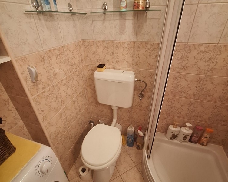 Badrum med dusch, toalett och tvättmaskin