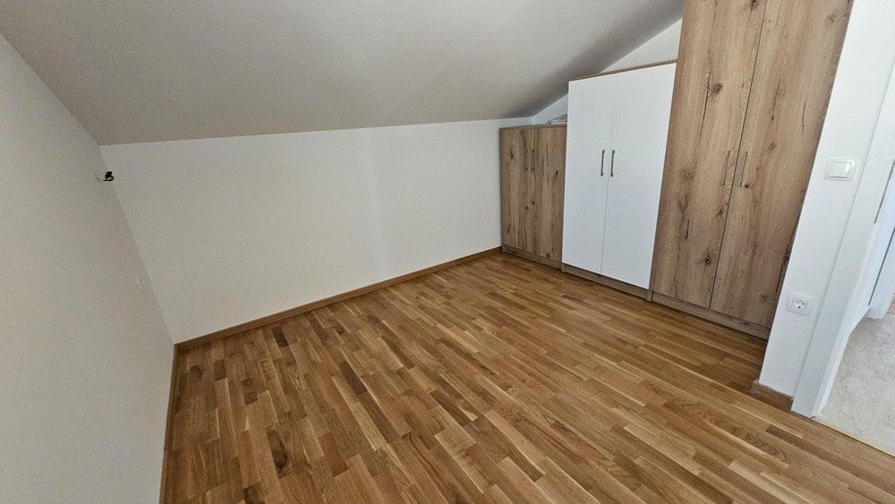Sovrum med inbyggd garderob