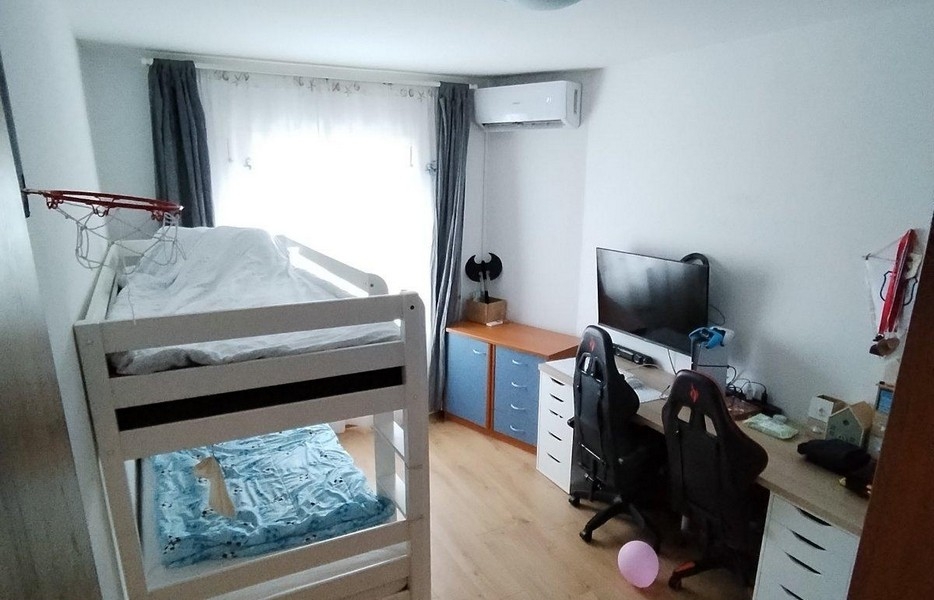Andra sovrummet med loftsäng