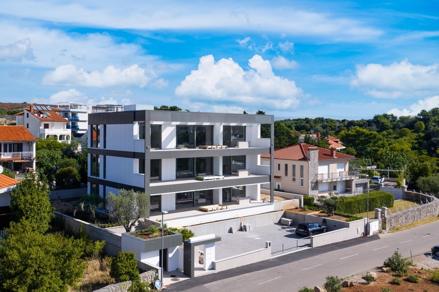 Bostadshus i Krk från luften med utsikt över havet