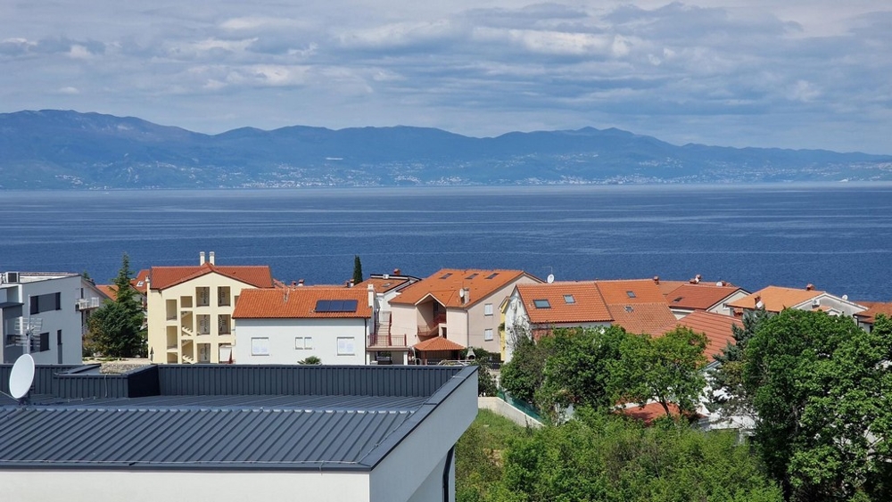 Utsikt över Njivice till havet och Kvarnerbukten