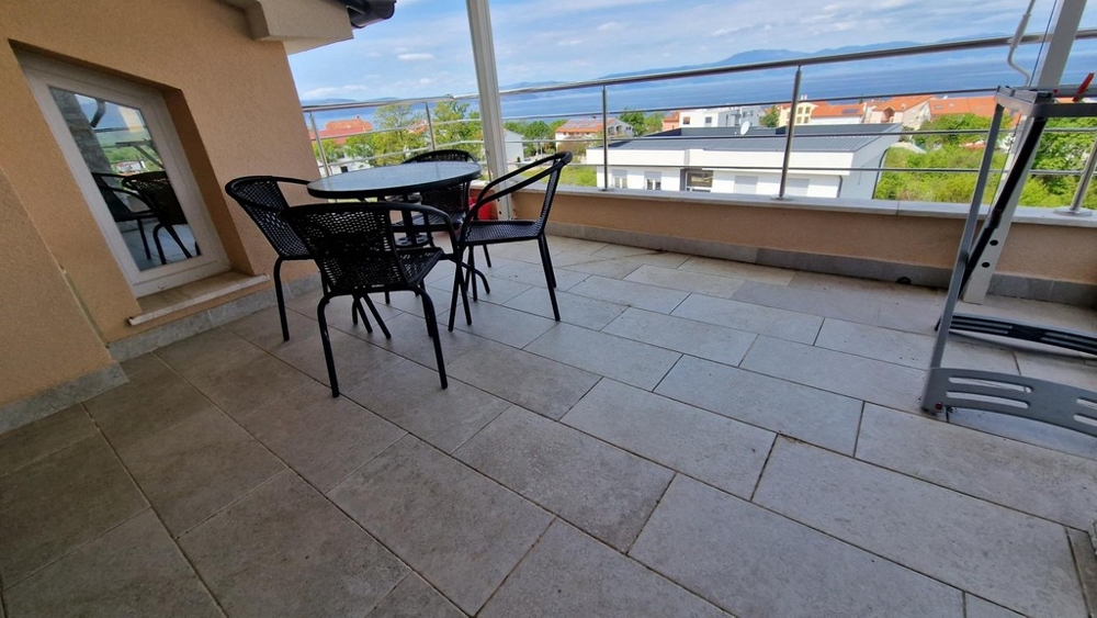 Solig terrass på vindslägenheten på ön Krk