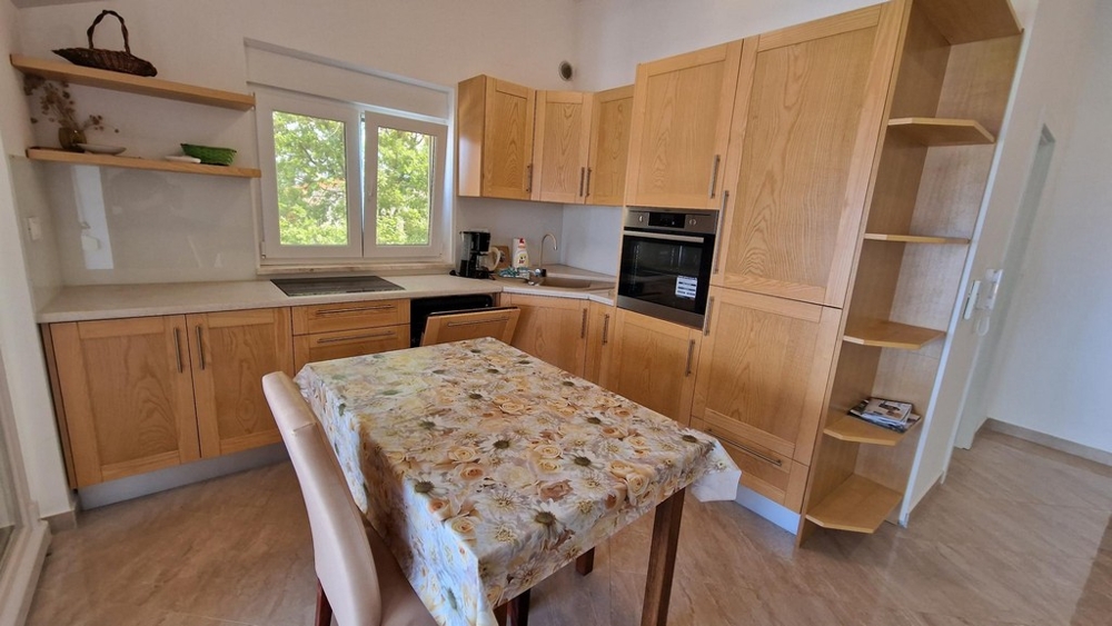 Träpentry med matplats i lägenhet i Njivice