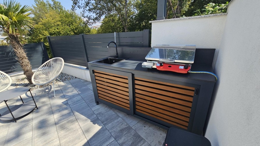 Sommarkök med grillplats i trädgården till lägenheten i Malinska