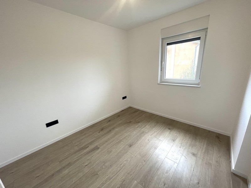 Sovrum med fönster mot trädgården
