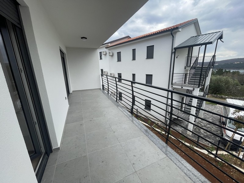 Terrass längs husfasaden