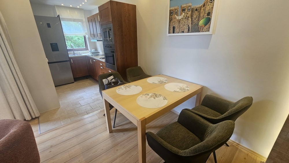 Matplats med träbord och utsikt över köket