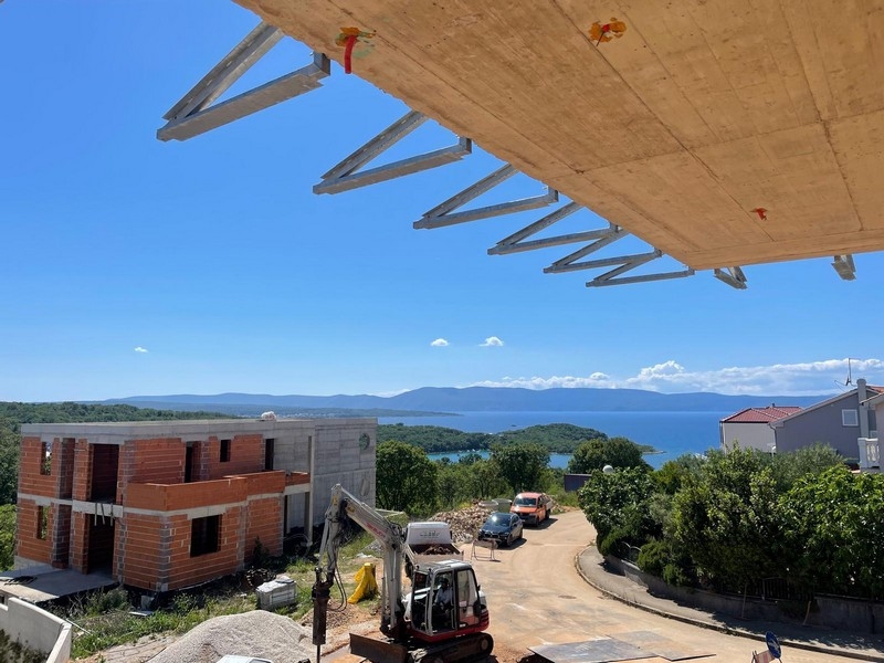 Utsikt från takterrassen över Njivice till havet