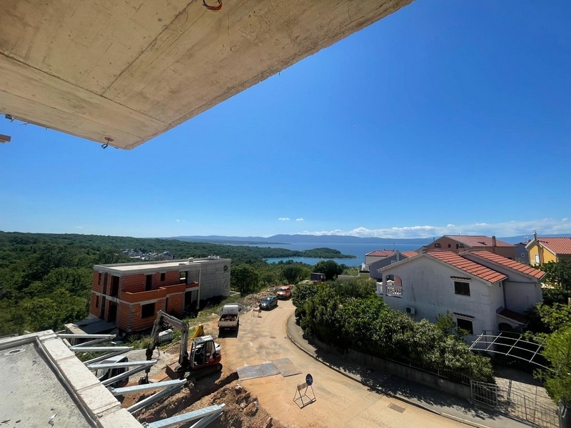 Havsutsikt från takterrassen över taken i Njivice