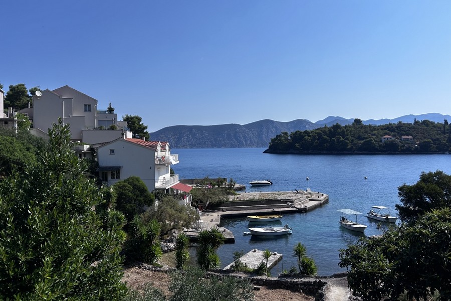Raciscebukten med båtar och båtplatser, ön Korcula