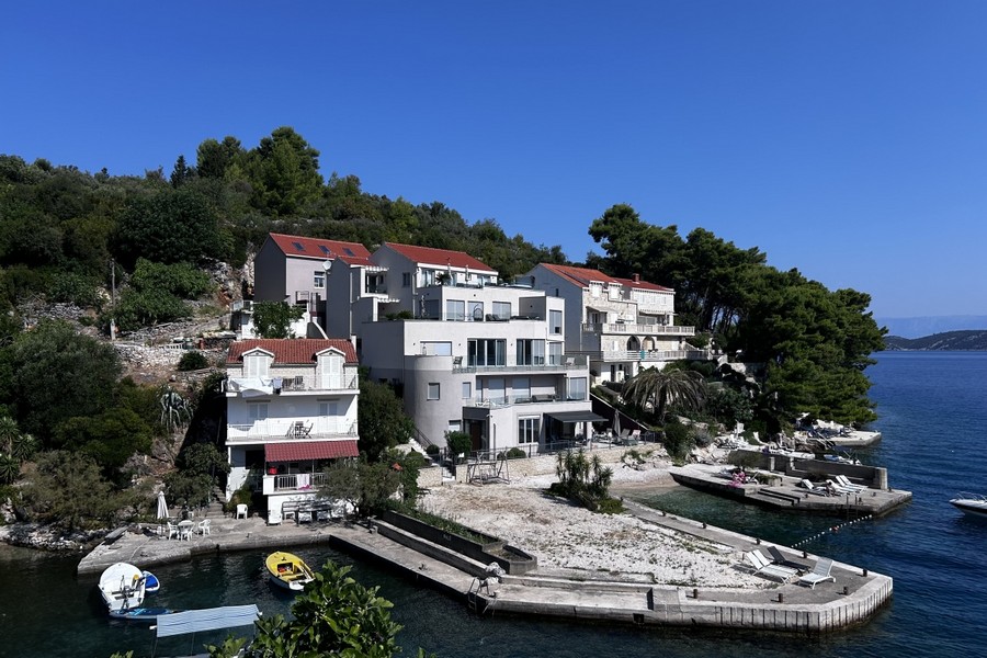 Modernt bostadshus precis vid bukten, Racisce på Korcula