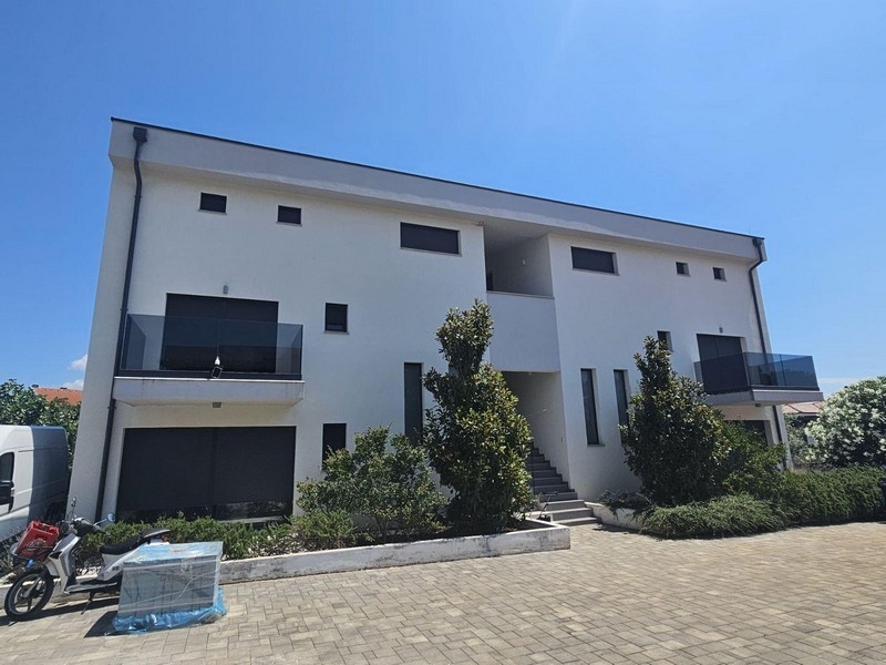 Exteriör vy av villa med parkeringsplats i Malinska