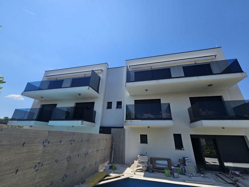 Villa med platt tak och balkonger i Malinska på Krk