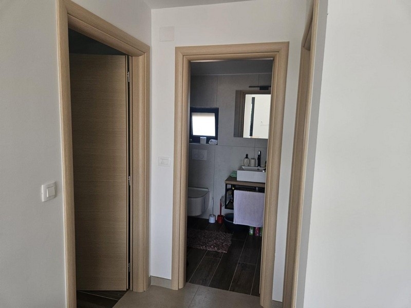Hall med tillgång till lägenhetens badrum