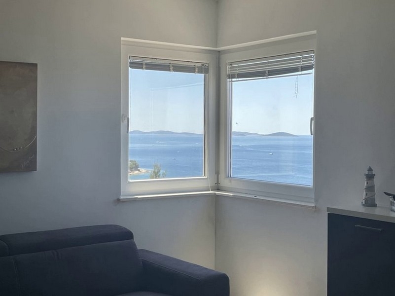 Hörnfönster med utsikt över havet och öarna utanför Murter