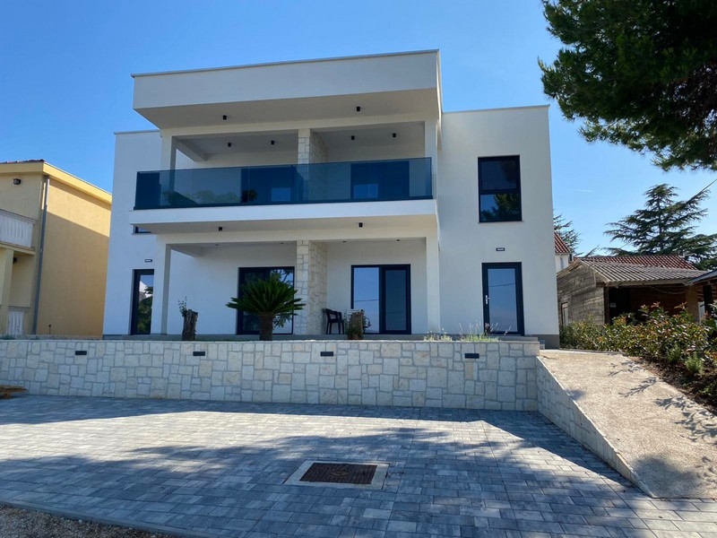Modern villa med takvåning på första våningen