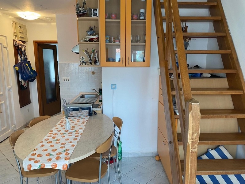 Trätrappa till galleriet i vardagsrummet