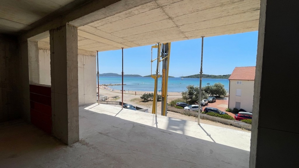 Utsikt från lägenhetens skal till stranden och havet