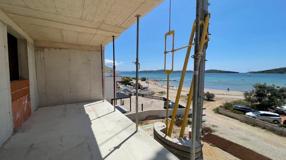 Terrass i skalet med utsikt över stranden till havet