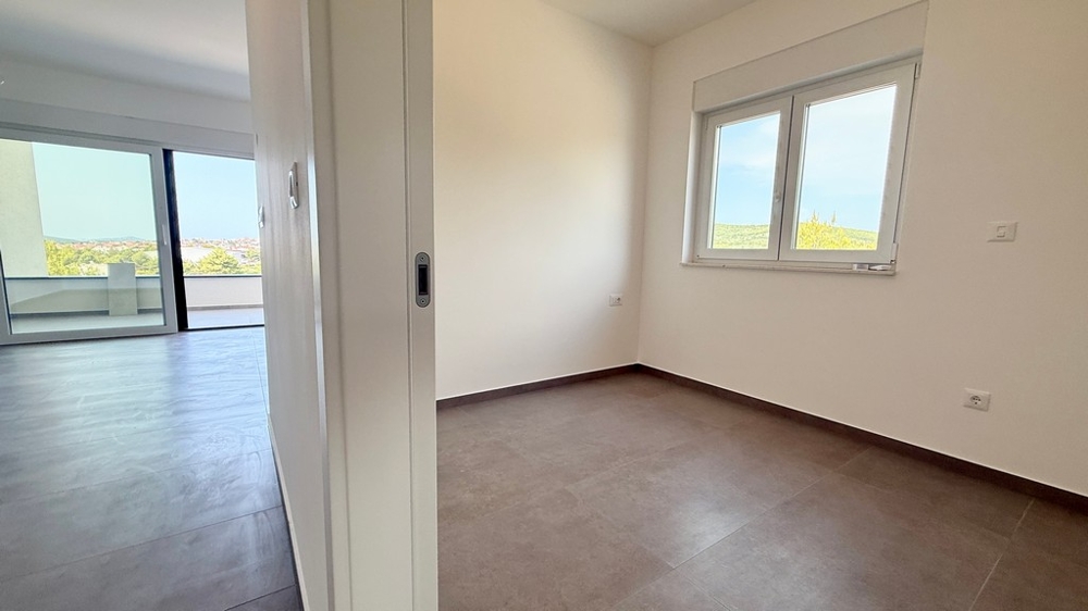 Sovrum med utsikt över terrassen i lägenhet A4107 i Vodice