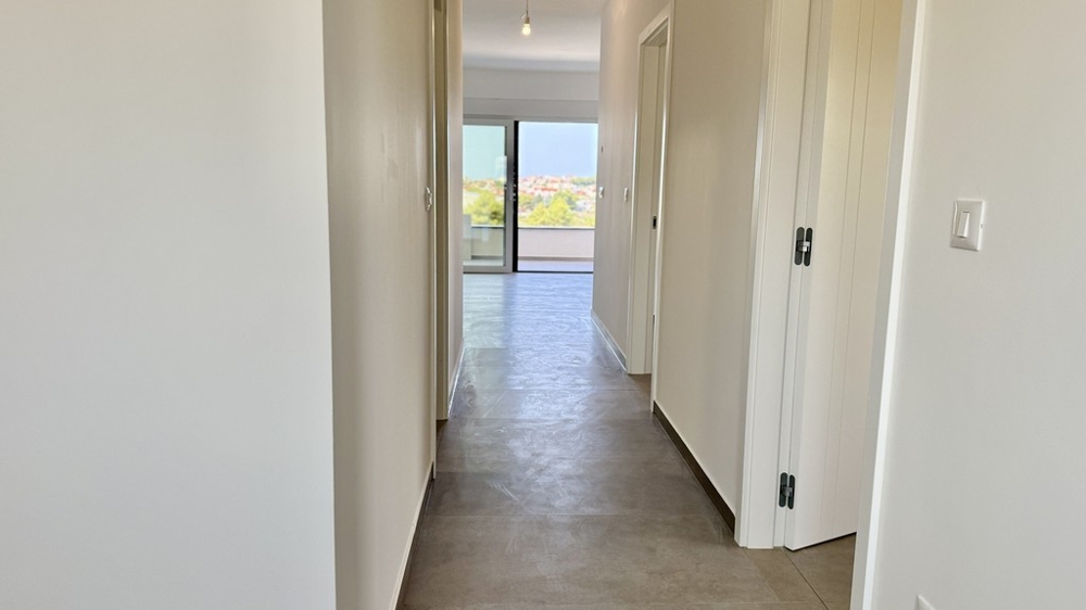 Hall med utsikt över vardagsrummet i etagelägenheten A4107 Vodice