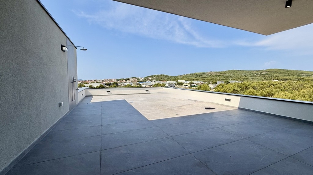 Täckt område av takterrassen med utsikt över grönskan, lägenhet A4107 Vodice