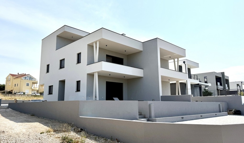 Sidovy av den nya byggnaden med etagelägenhet A4107 i Vodice