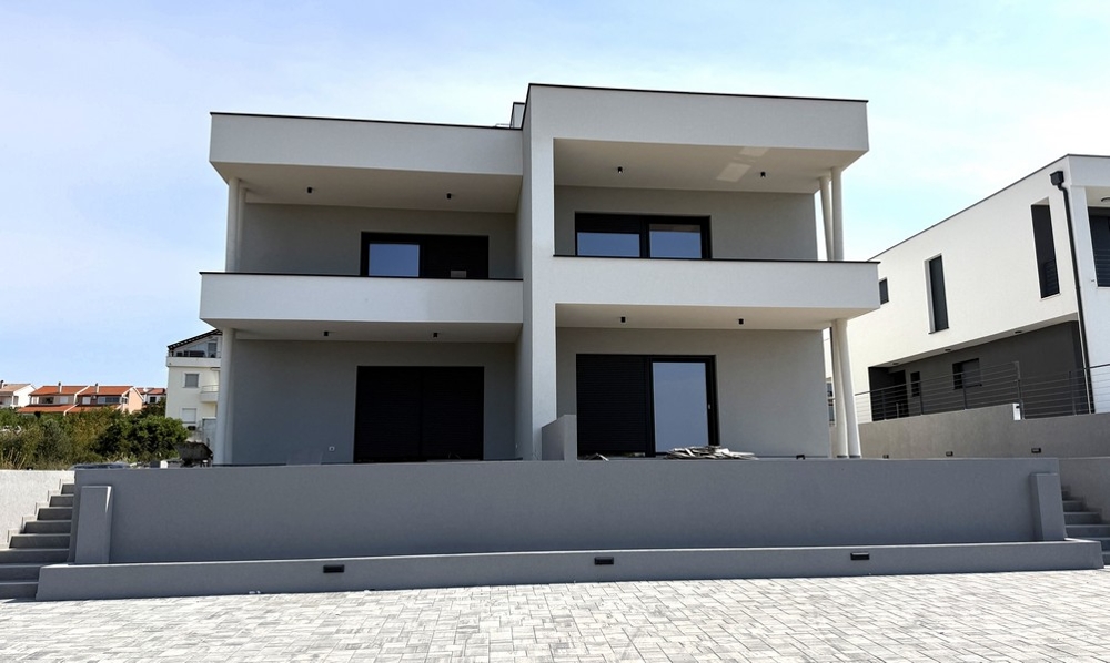 Framifrån av byggnaden med täckta terrasser, lägenhet A4107 Vodice