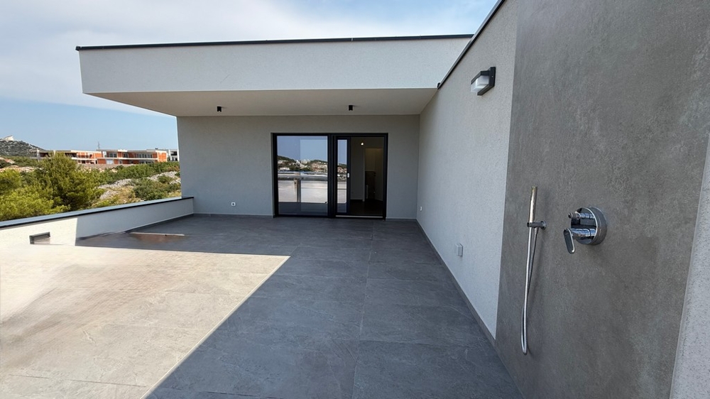 Takterrass med utedusch och tillgång till sommarköket, lägenhet A4107 Vodice