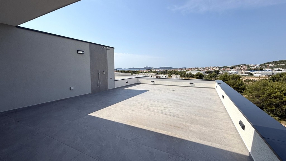 Bred takterrass med utsikt över Vodice till havet, lägenhet A4107