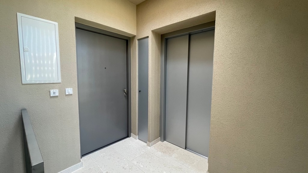 Entré med hiss i den nya byggnaden i Vodice